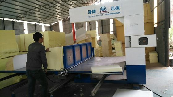 Κάθετη τέμνουσα μηχανή αφρού για την κάθετη κοπή στα φύλλα, το τέμνον δέρμα και το λεπτό τεμαχισμό σχηματοποίησης